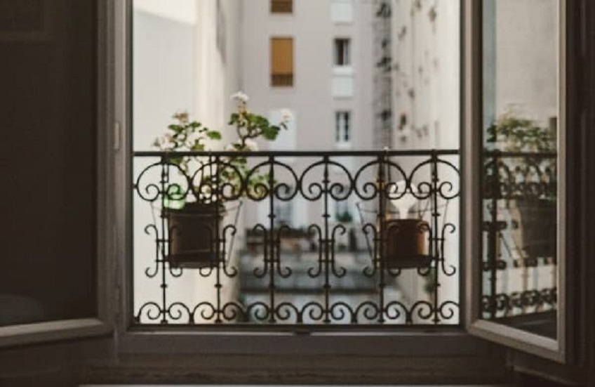 Ventana abierta + gato sin protección = riesgo real. En Segurvi prevenimos accidentes con sistemas exclusivos de protección para ventanas y balcones. Barcelona y 30km.